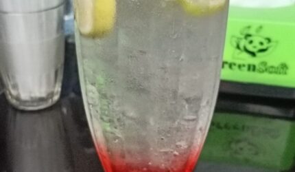Ilustrasi minuman bersoda dalam gelas dengan es batu