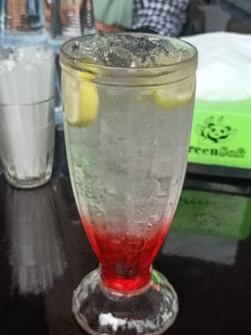Minuman bersoda mengandung gula tinggi yang dapat berdampak buruk bagi kesehatan jika dikonsumsi berlebihan.