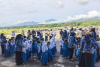 Puluhan murid TK Negeri Pembina Kecamatan Sungai Penuh mengikuti kegiatan studi tour edukatif di Bandara Depati Parbo Kerinci untuk mengenal dunia penerbangan sejak dini