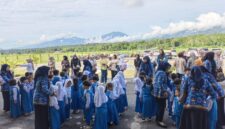 Puluhan murid TK Negeri Pembina Kecamatan Sungai Penuh mengikuti kegiatan studi tour edukatif di Bandara Depati Parbo Kerinci untuk mengenal dunia penerbangan sejak dini