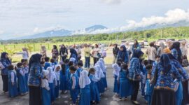 Puluhan murid TK Negeri Pembina Kecamatan Sungai Penuh mengikuti kegiatan studi tour edukatif di Bandara Depati Parbo Kerinci untuk mengenal dunia penerbangan sejak dini