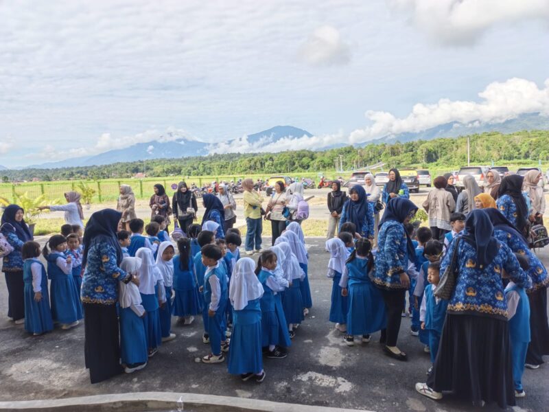 Puluhan murid TK Negeri Pembina Kecamatan Sungai Penuh mengikuti kegiatan studi tour edukatif di Bandara Depati Parbo Kerinci untuk mengenal dunia penerbangan sejak dini