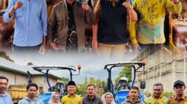 Bupati Kerinci Monadi bersama Anggota DPRD Provinsi Jambi Amrizal saat menghadiri kegiatan reses dan penyerahan bantuan kepada masyarakat di Desa Bengkolan II, Kecamatan Kayu Aro.