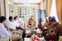 Wali Kota Sungai Penuh Alfin menerima kunjungan jajaran Balai Besar TNKS di ruang kerja Wali Kota untuk membahas peningkatan jalan arah Tapan serta pembentukan UPT TNKS