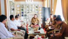 Wali Kota Sungai Penuh Alfin menerima kunjungan jajaran Balai Besar TNKS di ruang kerja Wali Kota untuk membahas peningkatan jalan arah Tapan serta pembentukan UPT TNKS