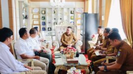 Wali Kota Sungai Penuh Alfin menerima kunjungan jajaran Balai Besar TNKS di ruang kerja Wali Kota untuk membahas peningkatan jalan arah Tapan serta pembentukan UPT TNKS