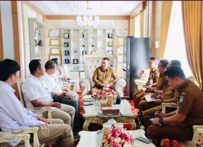 Wali Kota Sungai Penuh Alfin menerima kunjungan jajaran Balai Besar TNKS di ruang kerja Wali Kota untuk membahas peningkatan jalan arah Tapan serta pembentukan UPT TNKS