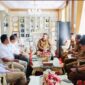 Wali Kota Sungai Penuh Alfin menerima kunjungan jajaran Balai Besar TNKS di ruang kerja Wali Kota untuk membahas peningkatan jalan arah Tapan serta pembentukan UPT TNKS