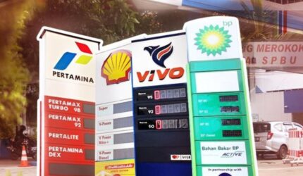 Papan informasi harga BBM di SPBU Pertamina, Shell, Vivo, dan BP-AKR di Indonesia pada Mei 2026.