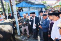 Wali Kota Sungai Penuh Alfin bersama Wakil Wali Kota Azhar Hamzah menyerahkan sapi kurban bantuan Presiden RI kepada panitia Masjid Raya Kota Sungai Penuh menjelang Iduladha 1447 Hijriah
