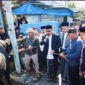 Wali Kota Sungai Penuh Alfin bersama Wakil Wali Kota Azhar Hamzah menyerahkan sapi kurban bantuan Presiden RI kepada panitia Masjid Raya Kota Sungai Penuh menjelang Iduladha 1447 Hijriah