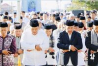 Wako Sungai Penuh Alfin melaksanakan Sholat Idul Adha 1447 Hijriah bersama ribuan masyarakat di Lapangan Merdeka Kota Sungai Penuh