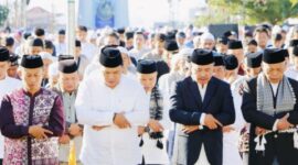 Wako Sungai Penuh Alfin melaksanakan Sholat Idul Adha 1447 Hijriah bersama ribuan masyarakat di Lapangan Merdeka Kota Sungai Penuh