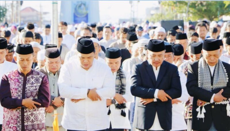 Wako Sungai Penuh Alfin melaksanakan Sholat Idul Adha 1447 Hijriah bersama ribuan masyarakat di Lapangan Merdeka Kota Sungai Penuh