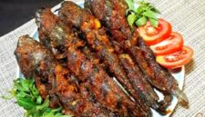 Menu lele bakar dari restoran Indonesia di Singapura viral setelah disebut mirip Zombie Catfish oleh netizen.