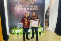 Kejari Jakarta Pusat meraih penghargaan terbaik nasional kategori Kejaksaan Negeri Tipe A dalam ajang Anugerah Komisi Kejaksaan RI 2026 di Jakarta.