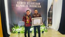 Kejari Jakarta Pusat meraih penghargaan terbaik nasional kategori Kejaksaan Negeri Tipe A dalam ajang Anugerah Komisi Kejaksaan RI 2026 di Jakarta.