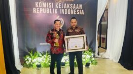 Kejari Jakarta Pusat meraih penghargaan terbaik nasional kategori Kejaksaan Negeri Tipe A dalam ajang Anugerah Komisi Kejaksaan RI 2026 di Jakarta.