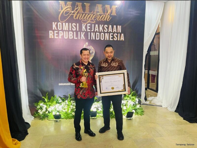 Kejari Jakarta Pusat meraih penghargaan terbaik nasional kategori Kejaksaan Negeri Tipe A dalam ajang Anugerah Komisi Kejaksaan RI 2026 di Jakarta.