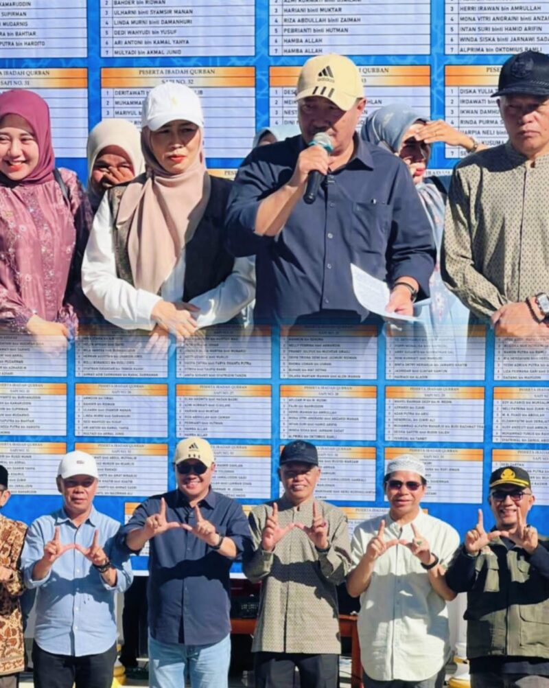 Wali Kota Sungai Penuh bersama ASN saat pelaksanaan qurban perdana di halaman Kantor Wali Kota Sungai Penuh.