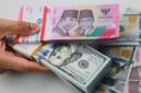 Nilai tukar rupiah terhadap dolar AS kembali melemah hingga mendekati Rp18.000 per dolar AS.