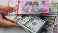Nilai tukar rupiah terhadap dolar AS kembali melemah hingga mendekati Rp18.000 per dolar AS.