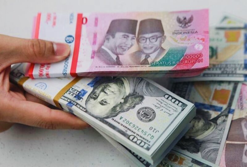 Nilai tukar rupiah terhadap dolar AS kembali melemah hingga mendekati Rp18.000 per dolar AS.