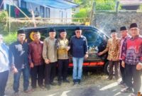 Wali Kota Sungai Penuh Alfin menyerahkan bantuan satu unit ambulance saat menghadiri doa bersama di Mushalla Al Hidayah, Dusun Harapan, Desa Sungai Ning,