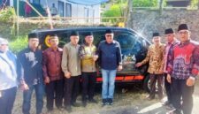 Wali Kota Sungai Penuh Alfin menyerahkan bantuan satu unit ambulance saat menghadiri doa bersama di Mushalla Al Hidayah, Dusun Harapan, Desa Sungai Ning,