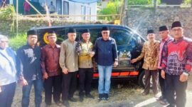 Wali Kota Sungai Penuh Alfin menyerahkan bantuan satu unit ambulance saat menghadiri doa bersama di Mushalla Al Hidayah, Dusun Harapan, Desa Sungai Ning,