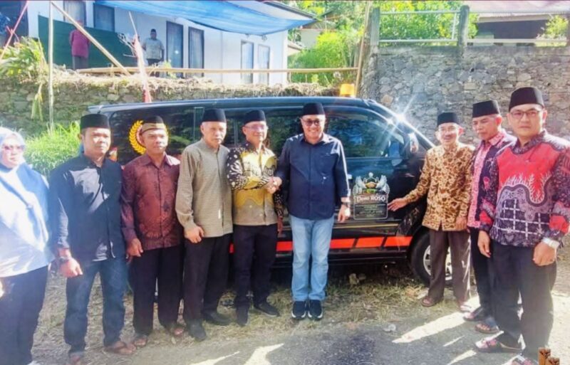 Wali Kota Sungai Penuh Alfin menyerahkan bantuan satu unit ambulance saat menghadiri doa bersama di Mushalla Al Hidayah, Dusun Harapan, Desa Sungai Ning,