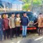 Wali Kota Sungai Penuh Alfin menyerahkan bantuan satu unit ambulance saat menghadiri doa bersama di Mushalla Al Hidayah, Dusun Harapan, Desa Sungai Ning,