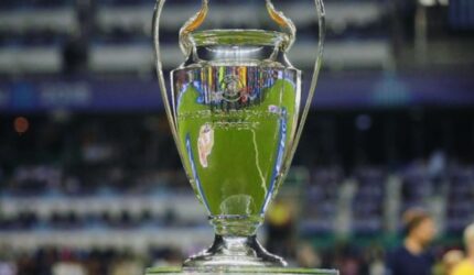 Trofi Liga Champions UEFA jelang partai final musim 2025/2026 antara PSG vs Arsenal.