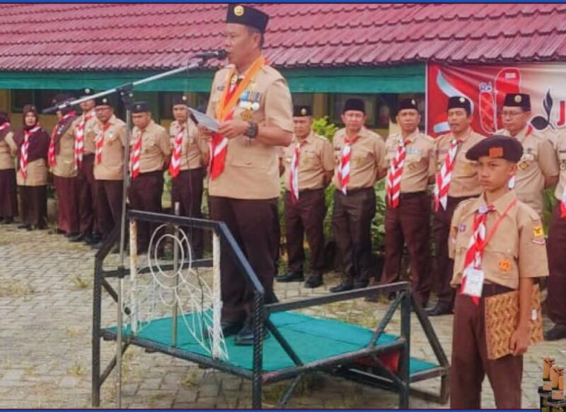 Sekda Kota Sungai Penuh Alpian saat membuka Jambore Cabang Gerakan Pramuka Kota Sungai Penuh Tahun 2026 di Bumi Perkemahan SMKN 4 Sungai Penuh