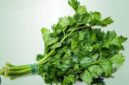 Daun seledri mengandung vitamin dan antioksidan yang baik untuk menjaga kesehatan tubuh.