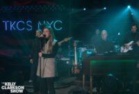 Kelly Clarkson terlihat emosional saat membahas akhir perjalanannya sebagai host setelah tujuh tahun memandu acara televisi populer.
