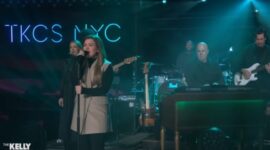 Kelly Clarkson terlihat emosional saat membahas akhir perjalanannya sebagai host setelah tujuh tahun memandu acara televisi populer.
