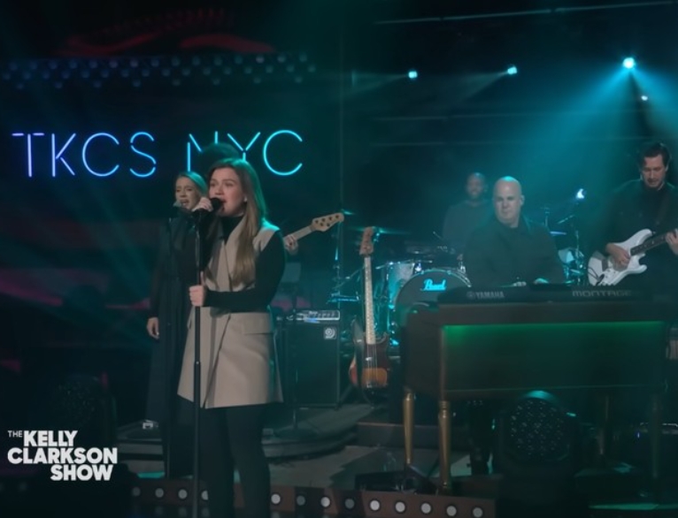 Kelly Clarkson terlihat emosional saat membahas akhir perjalanannya sebagai host setelah tujuh tahun memandu acara televisi populer.