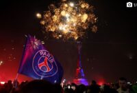 Suporter PSG memadati jalanan Paris untuk merayakan keberhasilan tim kesayangan mereka menjuarai Liga Champions 2026.