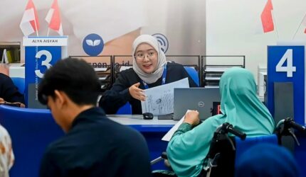 Pensiunan PNS melakukan autentikasi melalui aplikasi Andal by Taspen untuk pencairan gaji dan tunjangan