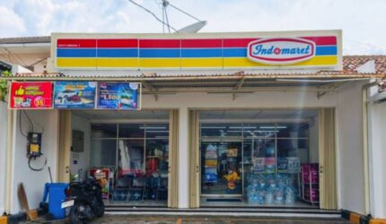 Suasana gerai Indomaret saat isu penutupan operasional 1 Juni 2026 viral di media sosial