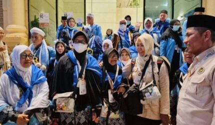Jemaah haji Indonesia berjalan menuju bus kepulangan di Bandara Jeddah Arab Saudi 2026