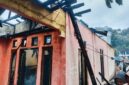 Petugas Damkar Kerinci, termasuk empat unit dari Pos Bukit Tengah, berjibaku memadamkan api yang membakar rumah warga di Kayu Aro hingga berhasil dikendalikan.