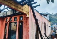 Petugas Damkar Kerinci, termasuk empat unit dari Pos Bukit Tengah, berjibaku memadamkan api yang membakar rumah warga di Kayu Aro hingga berhasil dikendalikan.
