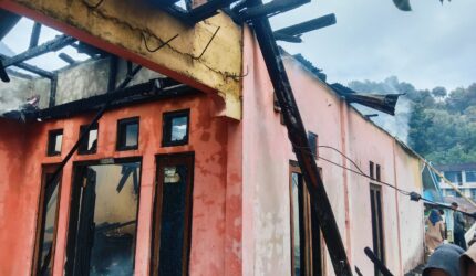 Empat unit Damkar Pos Bukit Tengah bersama petugas lainnya memadamkan kebakaran rumah warga di Kayu Aro, Kerinci, 1 Juni 2026.