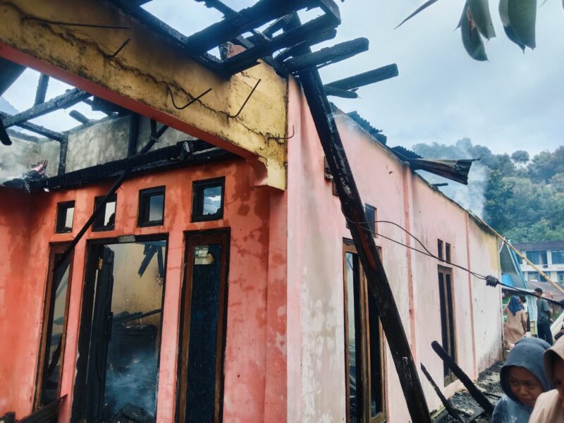 Petugas Damkar Kerinci, termasuk empat unit dari Pos Bukit Tengah, berjibaku memadamkan api yang membakar rumah warga di Kayu Aro hingga berhasil dikendalikan.