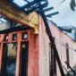 Petugas Damkar Kerinci, termasuk empat unit dari Pos Bukit Tengah, berjibaku memadamkan api yang membakar rumah warga di Kayu Aro hingga berhasil dikendalikan.
