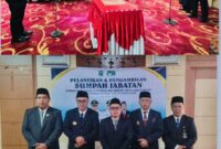 Wali Kota Sungai Penuh Alfin S.H. saat melantik Y.Z. Oktovianus sebagai Dewan Pengawas PDAM Tirta Khayangan periode 2026–2030, Senin (01/6/2026) di Ruang Pola Kantor Wali Kota Sungai Penuh.