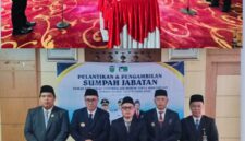 Wali Kota Sungai Penuh Alfin S.H. saat melantik Y.Z. Oktovianus sebagai Dewan Pengawas PDAM Tirta Khayangan periode 2026–2030, Senin (01/6/2026) di Ruang Pola Kantor Wali Kota Sungai Penuh.