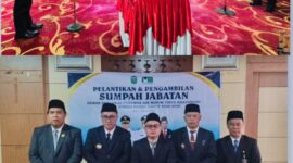Wali Kota Sungai Penuh Alfin S.H. saat melantik Y.Z. Oktovianus sebagai Dewan Pengawas PDAM Tirta Khayangan periode 2026–2030, Senin (01/6/2026) di Ruang Pola Kantor Wali Kota Sungai Penuh.